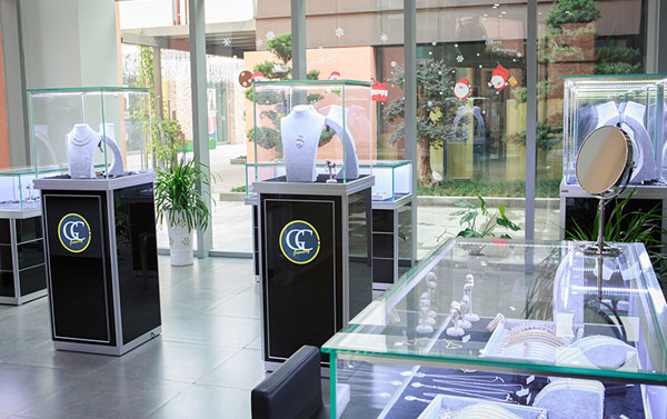 玻璃展示柜定制選擇什么廠家比較好？